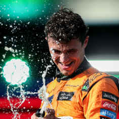 F1-förare sprutar champagne. 