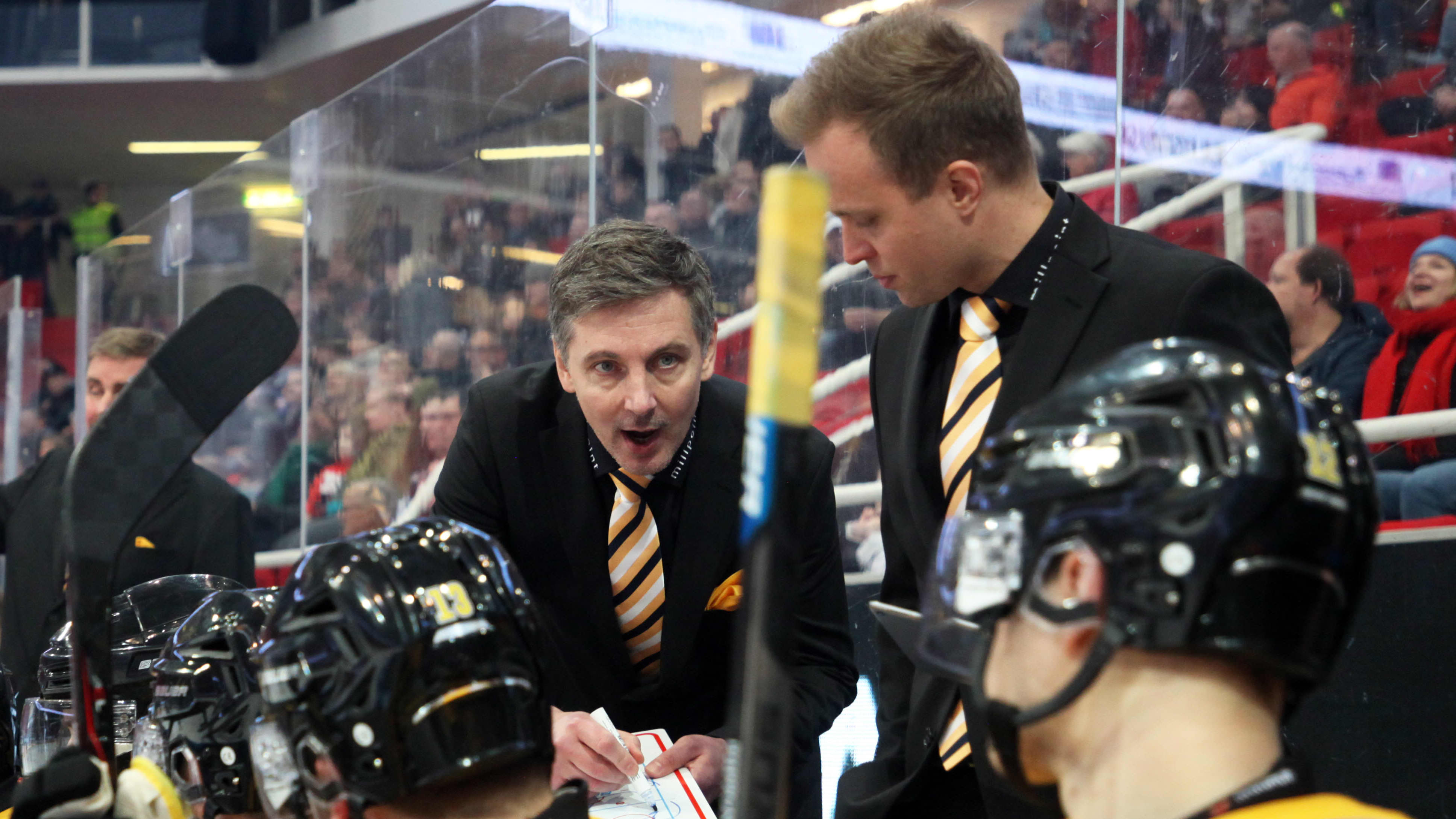 Tero Lehterä och Tuomo Ropo coachar SaiPas spelare.