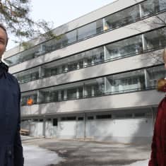 Isännöitsijä Kaarlo Kurko ja taloyhtiön hallituksen puheenjohtaja Piia Rosilainen Asunto Oy Kangaskirsin pihalla