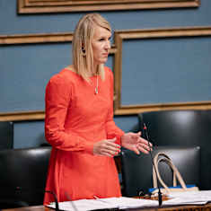 Tiede- ja kulttuuriministeri Sari Multala (kok.) seisoo ministeriaitiossa eduskunnan istuntosalissa.