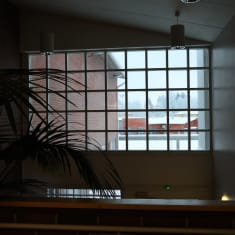 Pyhäselän vankilan hämärään aulaan tulee talvipäivän valoa ristikon peittämästä ikkunasta.