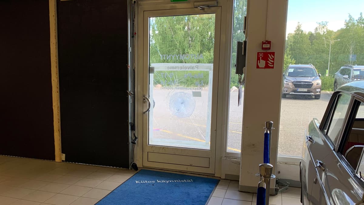 Kuva kuopiolaisen autoliikkeen sisältä. Autoliikkeeseen kohdistui viime viikonloppuna varkaus ja ikkuna on sen jälkeen rikkinäisenä.