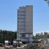 Aikansa modernein sairaala puretaan pian – katso kello 9 alkaen, miltä Kainuun keskussairaalan potilastornissa nyt näyttää.