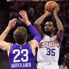 Lauri Markkanen ei saanut pysäytettyä Kevin Durantia. 