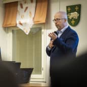 Suur-Savon sähkön toimitusjohtaja Markus Tykkyläinen vastasi kyläläisten ja ulkopaikkauntalaisten kysymyksiin Luhangan kylätalolla.