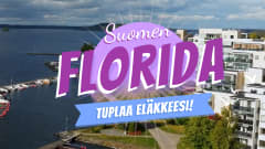 Etualalla on teksti "Suomen Florida, tuplaa eläkkeesi!". Taustalla näkyy kuva Vesijärven rannasta: oikealla puolella näkyy taloja, joiden edessä on venesatama.