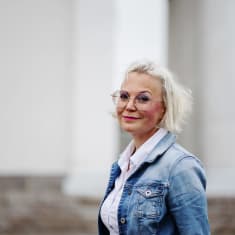 Kuvassa on tutkija Hanna Wass Helsingin Senaatintorilla syyskuussa 2020.
