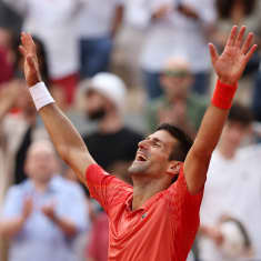 Novak Djokovic tuulettaa Ranskan avointen voittoa.