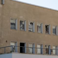 Rikotut ikkunat.