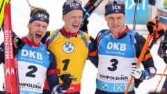 Tuttu näky. Norjalaiset Sturla Holm Lägreid, Johannes Thingnes Bö ja Vetle Sjåstad Christiansen juhlivat kolmoisvoittoa.