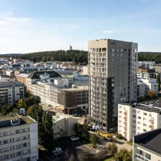 Ilmakuva rakenteilla olevasta Puistolan tornitalosta. Taustalla Jyväskylän keskusta ja Harjun torni.