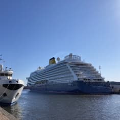 Risteilyalus merellä.