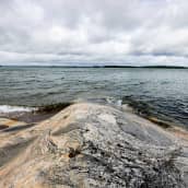 Kallio, meri, taivaanranta pilvinen sää.