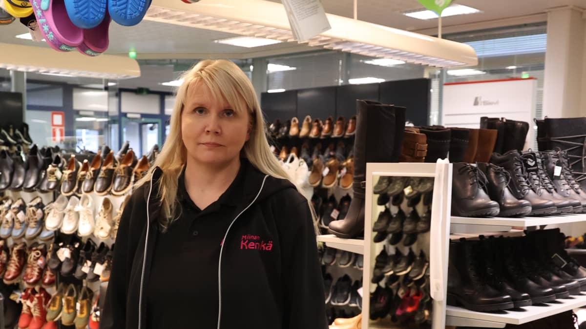 Niina Andersson seisoo kenkäkaupassa. 