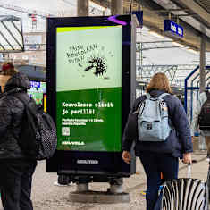 Kiroileva siili -kuva mainostaa Kouvolan kaupunkia Pasilan rautatieasemalla.