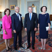 Silvi ja Kaarle XVI Kustaa poseeraa Sauli Niinistö ja Jenni Haukion kanssa.