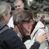 Sörjande människor. 