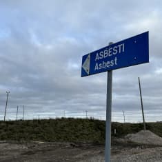 Asbestijätteen purkupaikkaa osoittava tienviitta kuvattuna Ämmässuon ekoteollisuuskeskuksella.