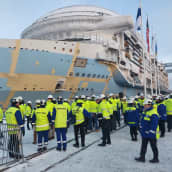 Suuri risteilyalus lasketaan vesille Turun telakalla joulukuussa 2022.