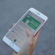 S-mobiili sovelluksen valikko iPhonen näytöllä.