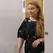 Iiris Suomela saapumassa puoluevaltuuston kokoukseen.