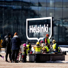 Lapsia välipalalla keskuskirjasto Oodin edustalla Helsingissä.
