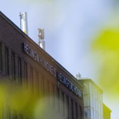 Helsingin hovioikeus teksti seinässä. 
