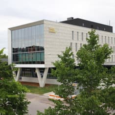 Turku Energian uusi toimistorakennus Turun itäharjulla kesällä 2022. Kuvan ottamisen jälkeen tämän rakennuksen viereen on rakennettu toinen rakennus.