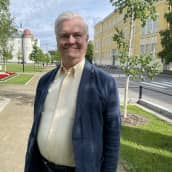 Professori Markku Partinen kuopiolaisessa puistossa kesällä 2022.