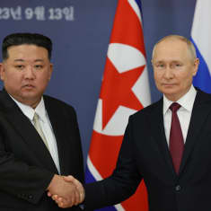 Nordkoreas ledare Kim Jong-Un och Rysslands president Vladimir Putin fotograferades i samband med deras toppmöte i rymdcentret Vostotjnyj den 13 september. 