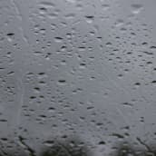 Regn på fönsterruta.