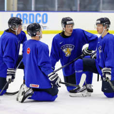 Topi Niemelä, Kasper Simontaival, Kasper Puutio, Roni Hirvonen och  smider planer under ett träningspass.