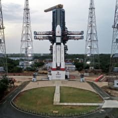 Intian avaruusturkimusorganisaation luotain valkea Chandrayaan-3 odottaa laukaisuaan kohti Kuuta.