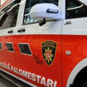 Päivystävän palomestarin auto jonka kyljessä on Pohjois-Karjalan pelastuslaitoksen logo.