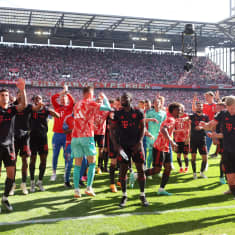 Bayern Münchenin pelaajat juhlivat kentällä.