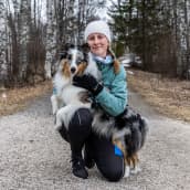 Simolainen Kerttu Pirneskoski oli käyttämässä Elvis-koiraansa pihalla lenkillä.