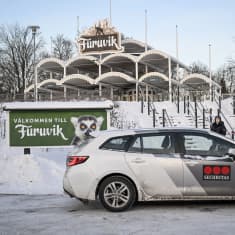 Eläintarhan porttipavilionki, etualalla vartiointiyhtiön auto ja kyltti, jossa lukee Välkommen till Furuvik.