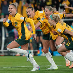 Australian Stephanie Catley tuulettaa osumaansa.