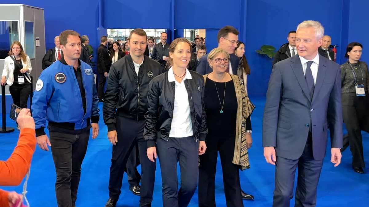 Ranskalaiset uudet astronautit Sophie Adenot ja Arnaud Prost saapuvat tiedotusvälineiden haastateltavaksi tutkimusministeri Bruno Le Mairen ja astronautti Thomas Pesquet'n kanssa.