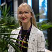 LUT:n kemiantekniikan koulutusohjelman johtaja, dekaani, Riina Salmimies poseeraa kameralle LUT yliopiston kahvion aulassa Lappeenrannassa.