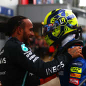 Lewis Hamilton lohduttaa Lando Norrisia Venäjän GP:n jälkeen.