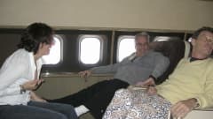 Ghislaine Maxwell, Jeffrey Epstein ja Jean-Luc Brunel todistusaineistokuvassa istumassa lentokoneessa.