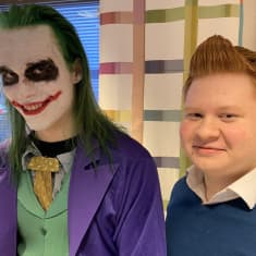 Abiturientit Verneri Törmi ja Fedja Poikonen Kajaanin lukiosta penkkareiden rooliasuissaan Jokerina ja Tinttinä.