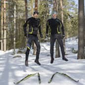 Hiihtäjät Jaakko ja Ville Mäkelä hyppäävät ilmaan ladulla.