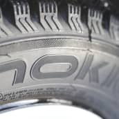 Lähikuva Nokian Hakkapeliitta renkaasta.