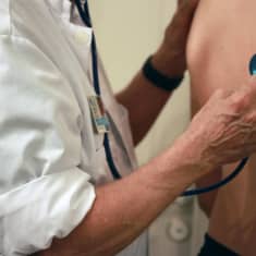 Läkare undersöker patient med stetostop.