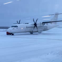 Pieni lentokone Savonlinnan lumisella lentokentällä aamuhämärässä. 