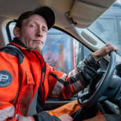 Jani Kleemola istuu ratin takana autossa.