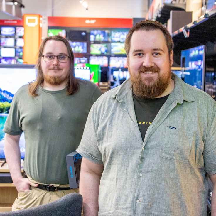 Robert och Patrick Bang i Verkkokauppa i Busholmen, Helsingfors. Tv-apparater i bakgrunden. 