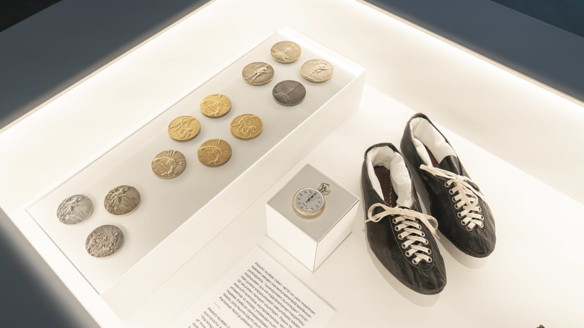 Paavo Nurmen kaikki olympiamitalit sekä hänen taskukello ja juoksukengät esillä Urheilumuseossa.